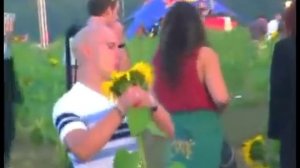 Парень танцует с подсолнухом