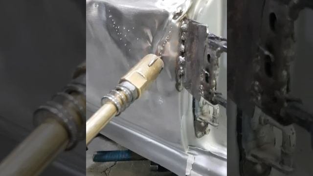 Восстанавливаем замятое заднее крыло на микроавтобусе Тойота.