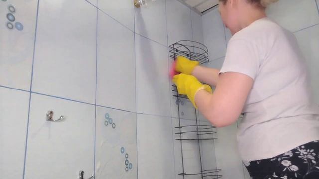 Генеральная уборка в ванной комнате. сколько же всего лишнего там было... смотреть онлайн