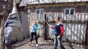 Брат и сестра  дерутся