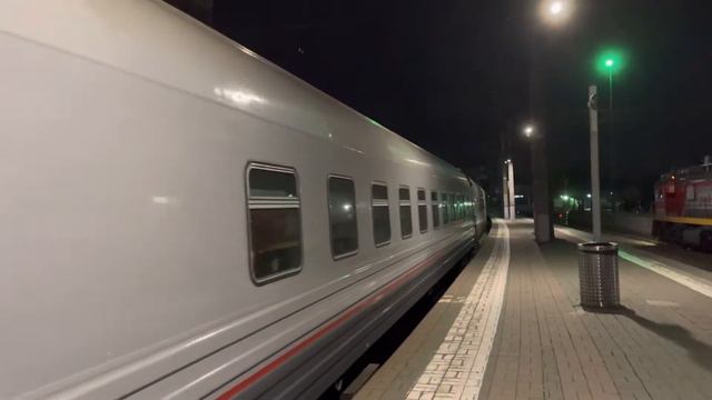 Тепловоз ТЭМ18ДМ-1797. Подаёт поезд 092 Москва-Севастополь смотреть онлайн
