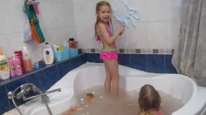 Полина и Арина тестируют пену для игры в ванной