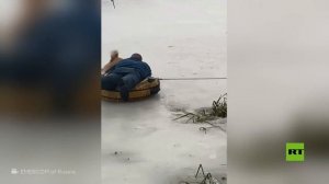 شاهد.. إنقاذ كلب عالق في الجليد باستخدام حلقة تزلج مخصصة للأطفال