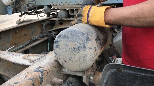 Замена картриджа осушителя AD-9 Freightliner Classic (Replacing the AD-9 desiccant cartridge)