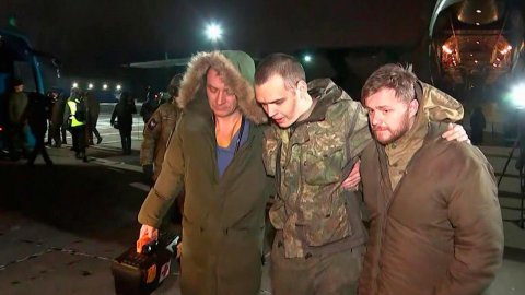 50 российских военнослужащих, которых вызволили из украинского плена, этой ночью прилетели в Москву