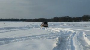 Лэнд Крузер 80 идёт по снегу.