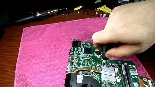 Ноутбук Compaq CQ58, разборка и чистка от пыли. смотреть онлайн