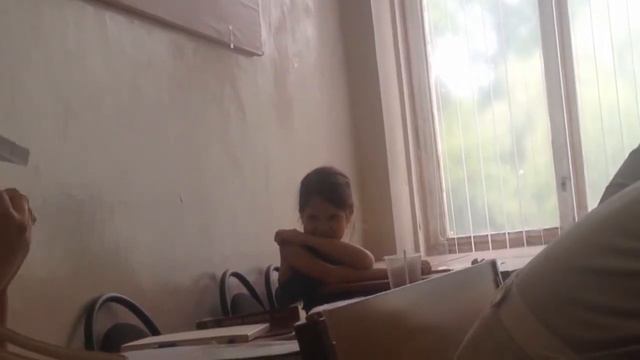 Маленькая девочка со взглядом волчицы смотреть онлайн