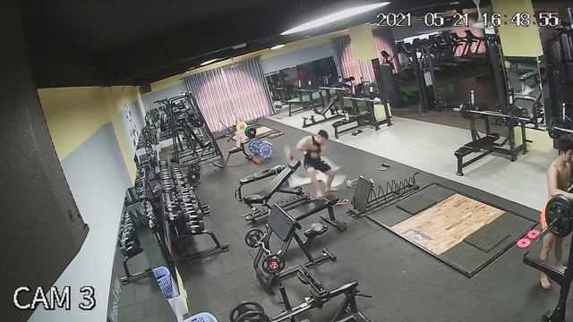 Close Call With Falling Ceiling Fan || ViralHog смотреть онлайн