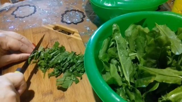Пирожки жаренные на сковороде , со щавелем .