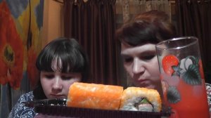 Мукбанк - едим роллы вместе.