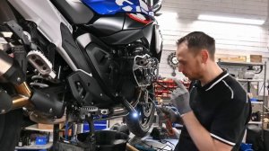 BMW R 1300 GS Checking and adjusting valve clearances