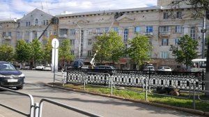 Ремонт фасада МКД. Строители работают без страховки