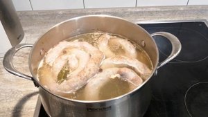 Домашняя колбаса варится в кастрюле