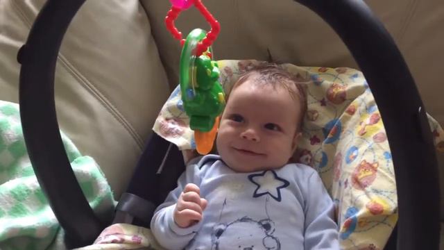 Кирюша фокусирует взгляд на предме е смотреть онлайн