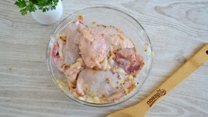 Куриные бедра в духовке в рукаве