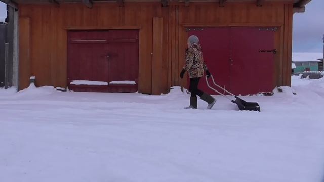 Жизнь на севере. Будни в деревне. Дрова, снег,щенок. смотреть онлайн