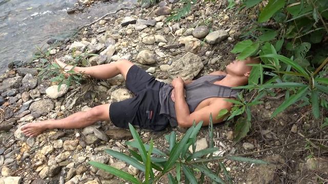 Primitive Tools, Skills Fish Trap For Survival / Rudimentary Fish Trap With Primitive Tools смотреть онлайн