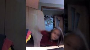 Что делает девочка дома одна!!!СКЕТЧ