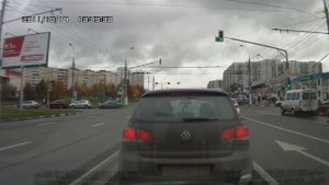 Лезут внаглую со второго ряда Н941ХК199 и С040НК197