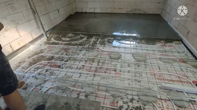 Заливка стяжки теплого пола в ручную по маякам #стяжкатеплогопола #домизгазобитона