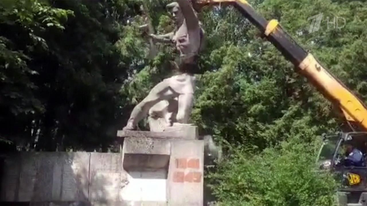 В День памяти и скорби во Львовской области снесли сразу три памятника героям Великой Отечественной