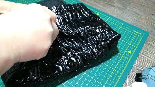 Сумка из экокожи/Часть 2(54)/Сборка сумки/Формируем донышко/Делаем петли для ручек/Сборка подкладки