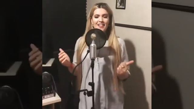 Красивая девушка классно поёт 