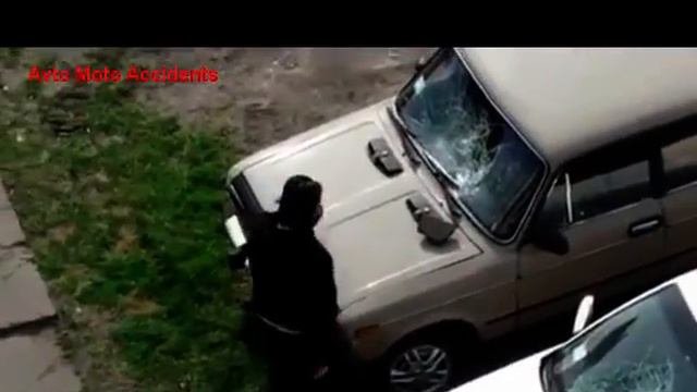 Дибил камнями разбил шесть машин