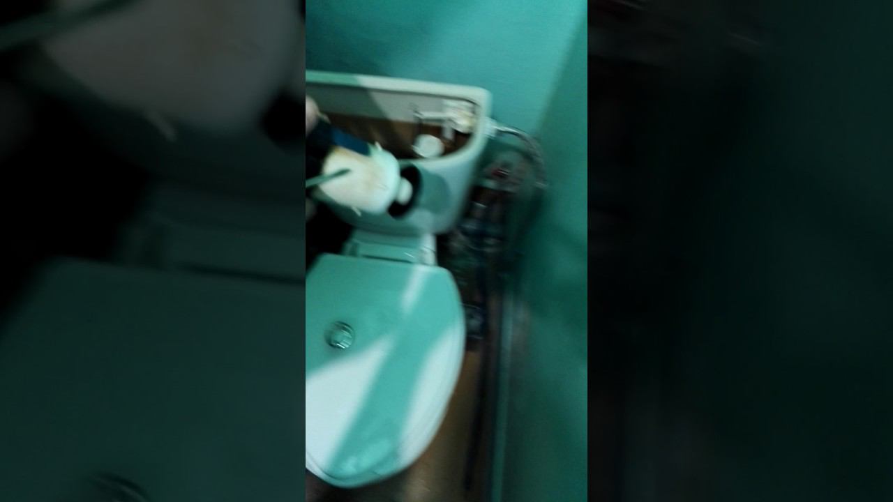 Что делать если вода в унитазе бежит всегда смотреть онлайн
