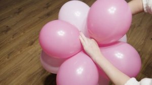 Сборка воздушных шаров с разноцветной цифрой.