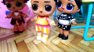 ПОДКИНУЛИ В ШКОЛУ МАЛЫША В КРОВАТКЕ😲😨 Веселая ШКОЛА куклы ЛОЛ сюрприз смешные мультики Даринелка!