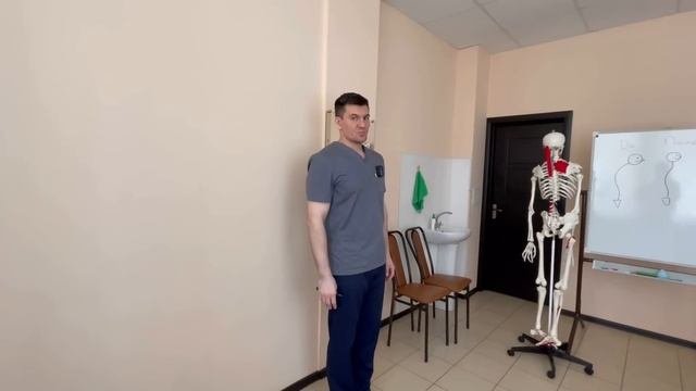 Эта ошибка разрушает твой позвоночник во время ходьбы. Срочно исправь ее
