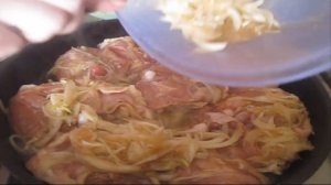Жарим куриные бедрышки с маринованным луком как шашлыки