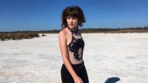 Бодрящая музыка на фоне красивых девушек.