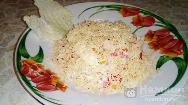 Салат с крабовыми палочками, пекинской капустой, помидором и сыром