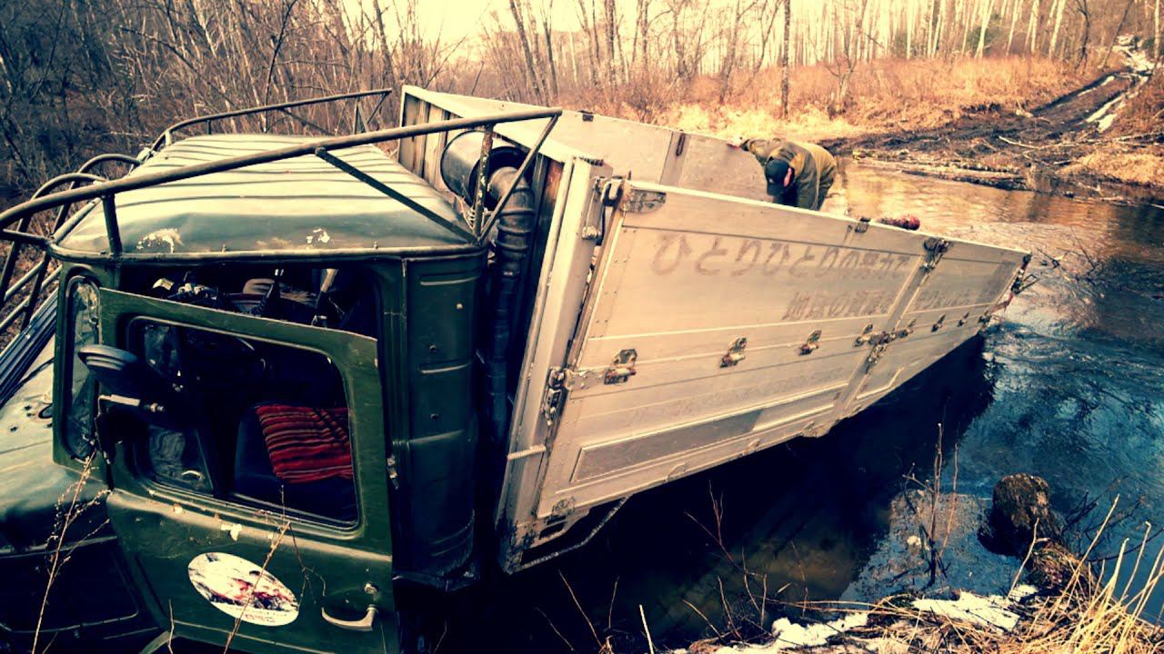 КОВАРНАЯ ВЕСЕННЯЯ ДОРОГА. Поехали на участок, нужно выносить пчел с омшаника. смотреть онлайн