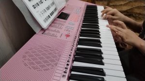 Смуглянка на синтезаторе