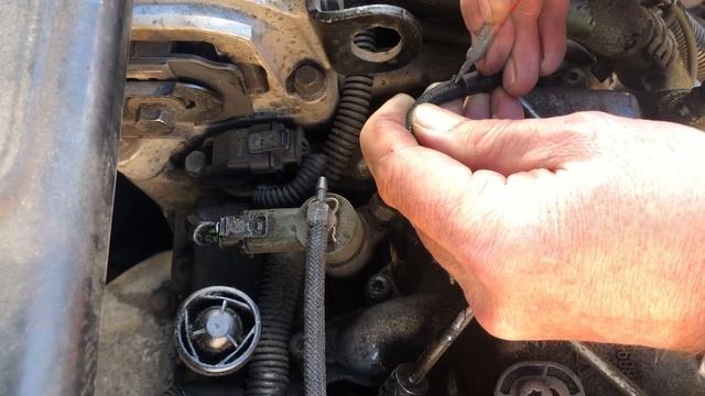 Diesel Injector Leak Off Fuel Pipe Replacement Volvo D5. смотреть онлайн