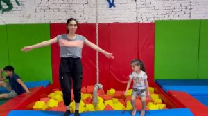 Сафия на батуте! | Дети прыгают на Батуте | for kids