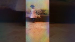 Милая девочка танцует под песню Милана да да да