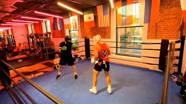 27 июня спарринг , на улице +32 в зале не меньше смотреть онлайн