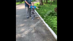 Ребёнок с CTNNB1 и ДЦП ходит с поддержкой A child with CTNNB1 and cerebral palsy walks with support.