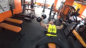 Разведение гантелей на наклонной скамье