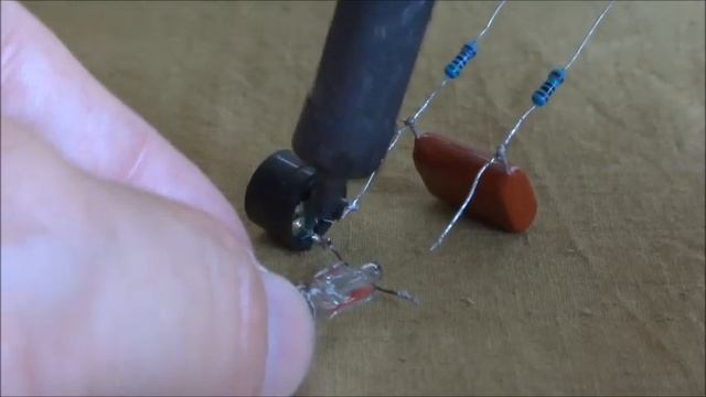 ЗАРЯД ПОД КОНТРОЛЕМ ! Устройство оповещающее о заряде конденсаторов щелчками и вспышками. смотреть онлайн