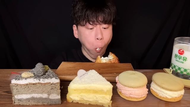 SUB) 배민 B마트 케이크 & 빵 먹방 mukbang asmr 배민 B마트에서 마구잡이로 배달시킨 흑임자 케이크, 생크림 카스테라, 마카롱, 시루 떡케이크, 오르랔 크러핀 등?