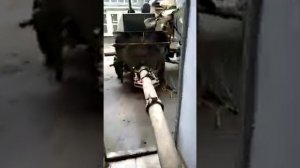 Подача бетона стационарным бетононасосом.