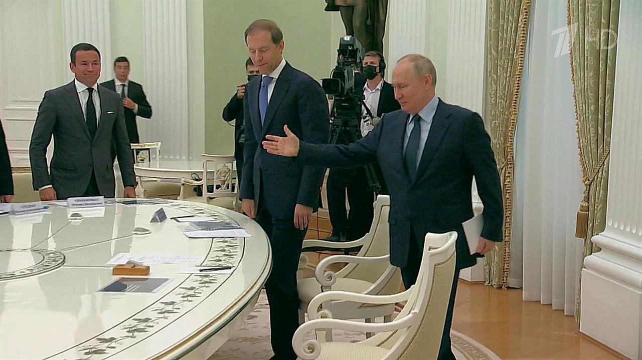 Владимир Путин проводит встречу с главой Минпромторга Денисом Мантуровым