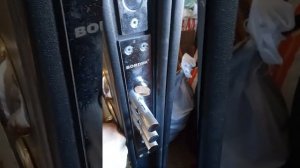 плохо закрывается уличная дверь