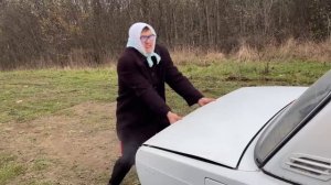 Бабка машину держит